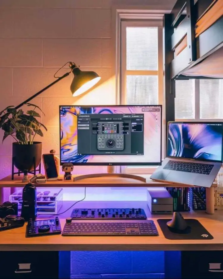 30 Best PC Desk Setups In 2024: How To Set Up Your Desk For Maximum ...