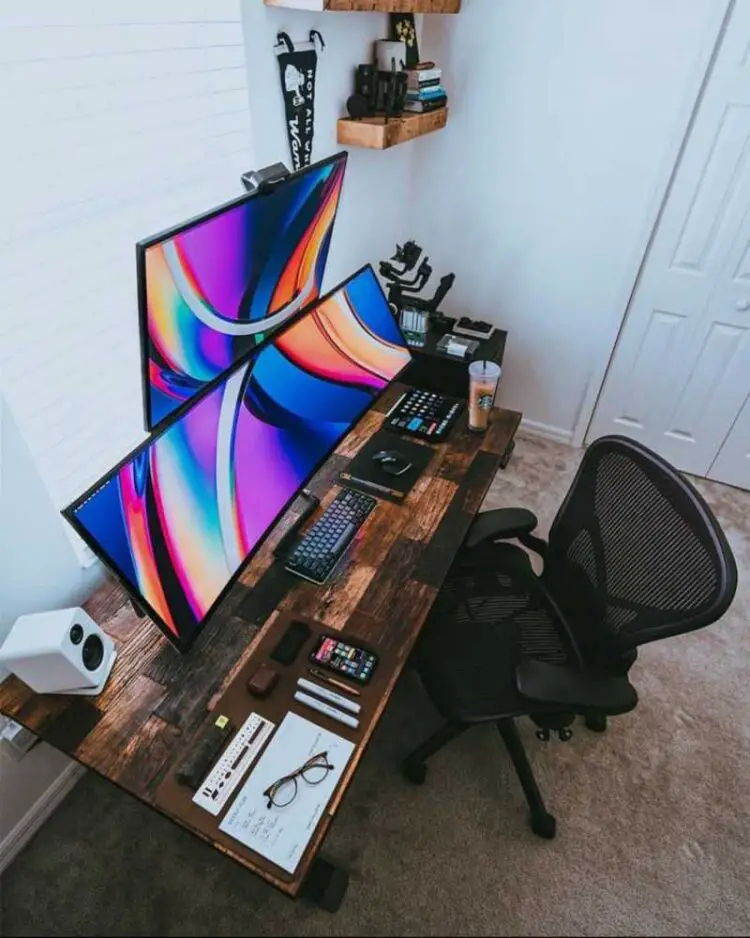 30 Best PC Desk Setups In 2024: How To Set Up Your Desk For Maximum ...