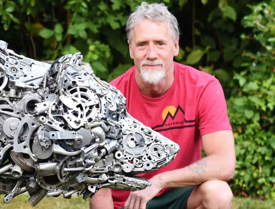 Turning recycled metal parts into extraordinary sculptures is not an easy task to perform as it needs so much talent and patience. Brian Mock is a born talent in that case as the finishing of his work is absolutely mindblowing.