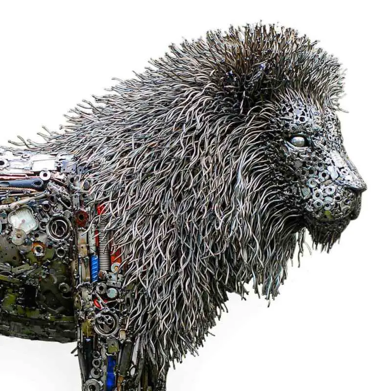 Turning recycled metal parts into extraordinary sculptures is not an easy task to perform as it needs so much talent and patience. Brian Mock is a born talent in that case as the finishing of his work is absolutely mindblowing.