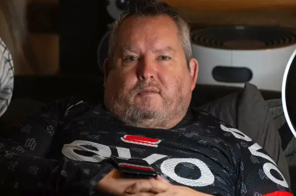 Warren Higgs, with Record-breaking Kidneys, Grew up to 35kg due to Polycystic Kidney Disease Warren Higgs, a 54-year-old father from Windsor, England, made medical history in 2021 when surgeons removed the world's heaviest kidneys, weighing a staggering 35kg (77lb) combined.