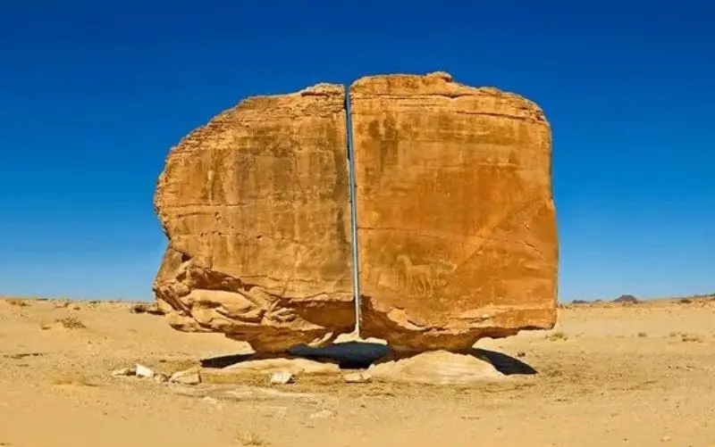 The 4,000-year-old Al Naslaa Rock Formation has a Mystery Laser-like Cut through its Center