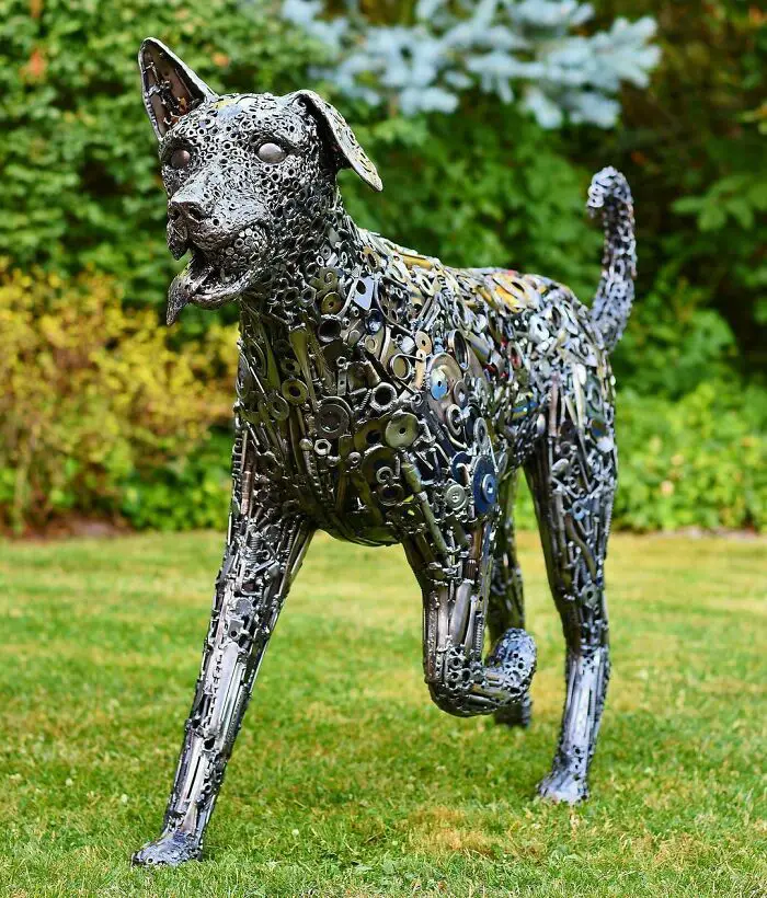 Turning recycled metal parts into extraordinary sculptures is not an easy task to perform as it needs so much talent and patience. Brian Mock is a born talent in that case as the finishing of his work is absolutely mindblowing.