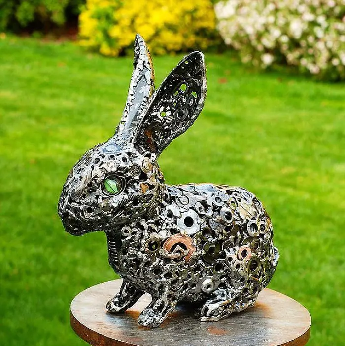 Turning recycled metal parts into extraordinary sculptures is not an easy task to perform as it needs so much talent and patience. Brian Mock is a born talent in that case as the finishing of his work is absolutely mindblowing.