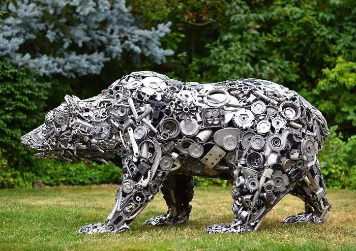 Turning recycled metal parts into extraordinary sculptures is not an easy task to perform as it needs so much talent and patience. Brian Mock is a born talent in that case as the finishing of his work is absolutely mindblowing.