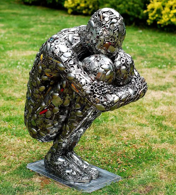 Turning recycled metal parts into extraordinary sculptures is not an easy task to perform as it needs so much talent and patience. Brian Mock is a born talent in that case as the finishing of his work is absolutely mindblowing.