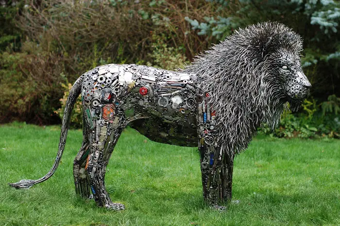 Turning recycled metal parts into extraordinary sculptures is not an easy task to perform as it needs so much talent and patience. Brian Mock is a born talent in that case as the finishing of his work is absolutely mindblowing.