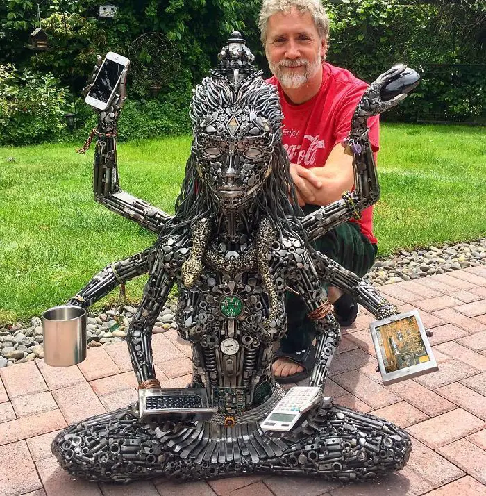 Turning recycled metal parts into extraordinary sculptures is not an easy task to perform as it needs so much talent and patience. Brian Mock is a born talent in that case as the finishing of his work is absolutely mindblowing.