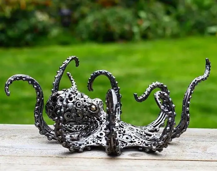 Turning recycled metal parts into extraordinary sculptures is not an easy task to perform as it needs so much talent and patience. Brian Mock is a born talent in that case as the finishing of his work is absolutely mindblowing.