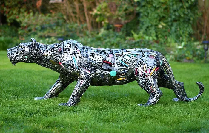 Turning recycled metal parts into extraordinary sculptures is not an easy task to perform as it needs so much talent and patience. Brian Mock is a born talent in that case as the finishing of his work is absolutely mindblowing.