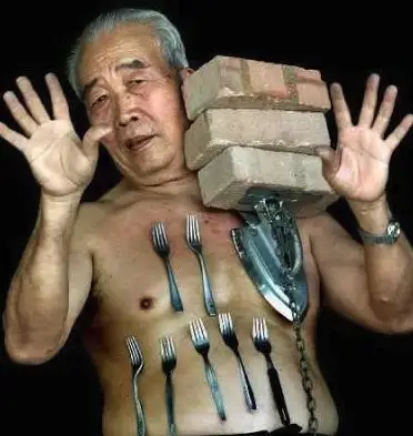 30 Most Extraordinary & Unbelievable People in the World Liew Thow Lin, born around 1930 in Malaysia, was known as the “Magnetic Man” for his ability to stick metal objects, up to 2 kg each and 36 kg total, to his skin.