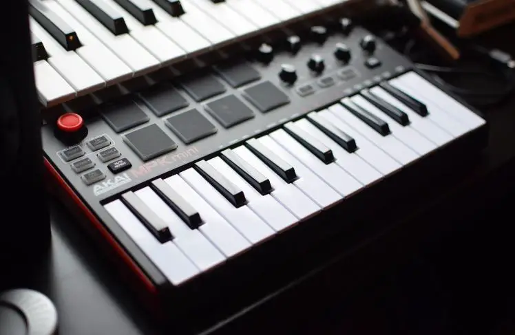 Choosing The Perfect MIDI Keyboard Controller: Your Comprehensive Guide
