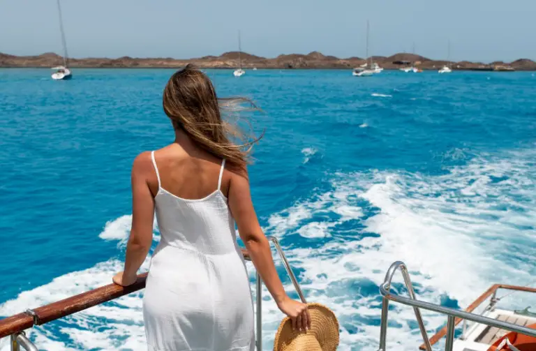 10 Reasons to Choose A Catamaran Charter in Greece