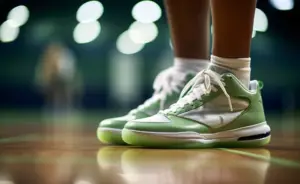 The excitement in padel lies in the sudden reactions, lunges, and quick changes of directions. Buy a pair with the right treads for extra grip. For instance, look for shoes with a herringbone tread if you often play on a clay surface.