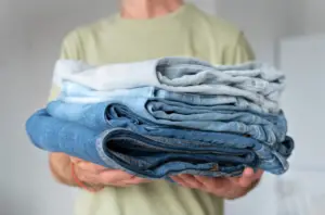 One such solution is pressed dry cleaning, which offers numerous benefits to simplify daily life. These services offer great cleaning at affordable prices and come with many benefits. Understanding these advantages makes it clear why many people are turning to professional services for their laundry needs.
