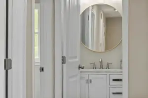 Small bathrooms often present significant challenges when it comes to design and functionality. Many homeowners struggle with making the most out of these compact areas, battling with limited space that can make daily routines feel cramped and uncomfortable. However, with thoughtful planning and strategic design choices, even the smallest bathrooms can be transformed into functional, appealing spaces. By focusing on optimizing every square inch, you can create a bathroom that combines style with practicality.