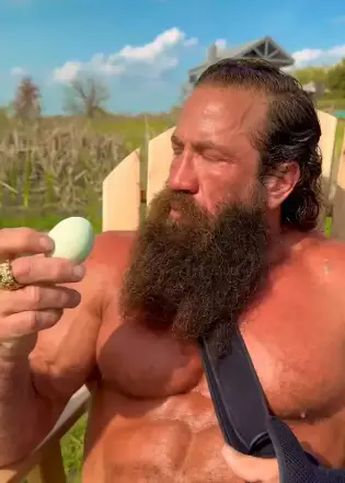 Liver King, who eats testicles and organs, admits intense carnivore diet was wrong and apologizes for hiding steroid use This included consuming large amounts of raw animal organs—liver, bull testicles, tongue, thymus, bone marrow, kidneys, and fertilized eggs—for over 15 years, alongside his wife, the "Liver Queen," and their two children.