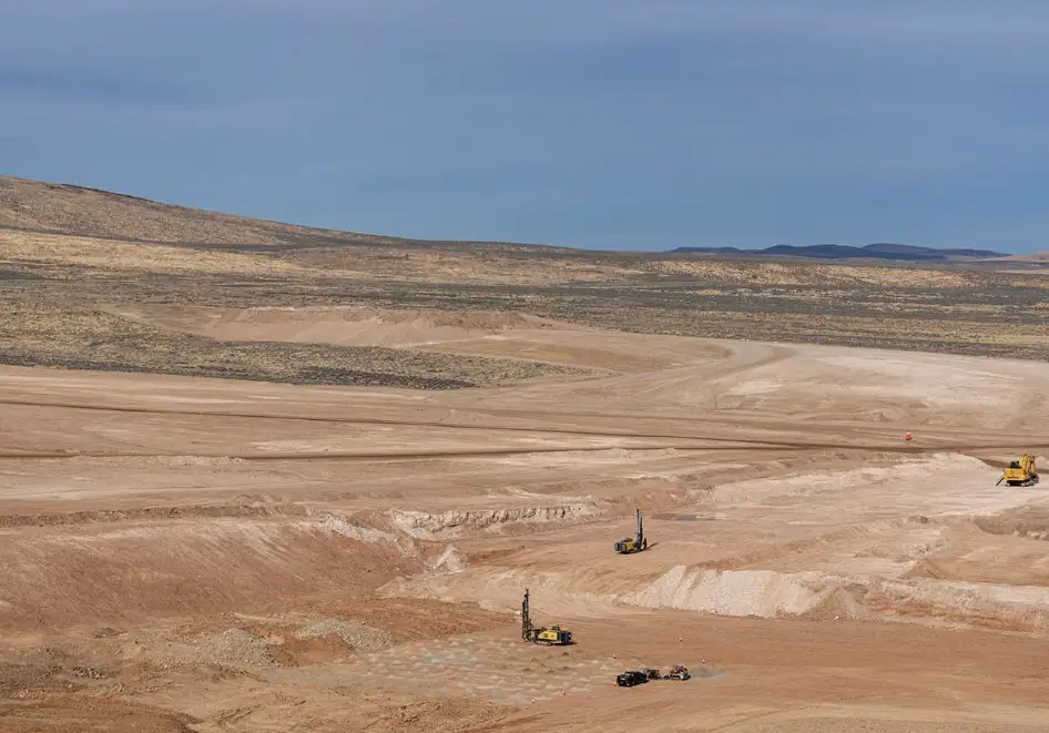 Scientists discover $1,500,000,000,000 Lithium deposit in US, revealing its massive potential impact In a discovery that could reshape America’s clean energy future, scientists have uncovered a massive lithium deposit in the McDermitt Caldera, straddling the border between Nevada and Oregon.