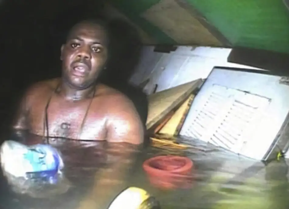 Man found alive at the bottom of the sea after 3 days trapped in a sunken ship This precaution, however, sealed their fate. Eleven perished. Okene, by chance, found himself in a small air pocket in the officers’ quarters.