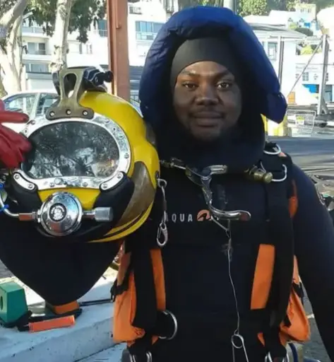 Man found alive at the bottom of the sea after 3 days trapped in a sunken ship This precaution, however, sealed their fate. Eleven perished. Okene, by chance, found himself in a small air pocket in the officers’ quarters.