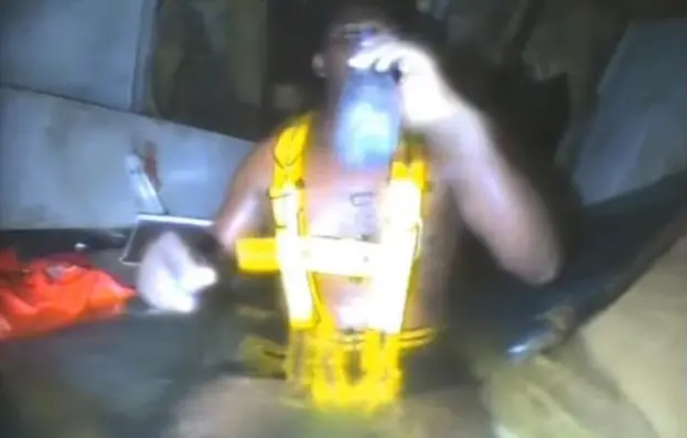 Man found alive at the bottom of the sea after 3 days trapped in a sunken ship This precaution, however, sealed their fate. Eleven perished. Okene, by chance, found himself in a small air pocket in the officers’ quarters.