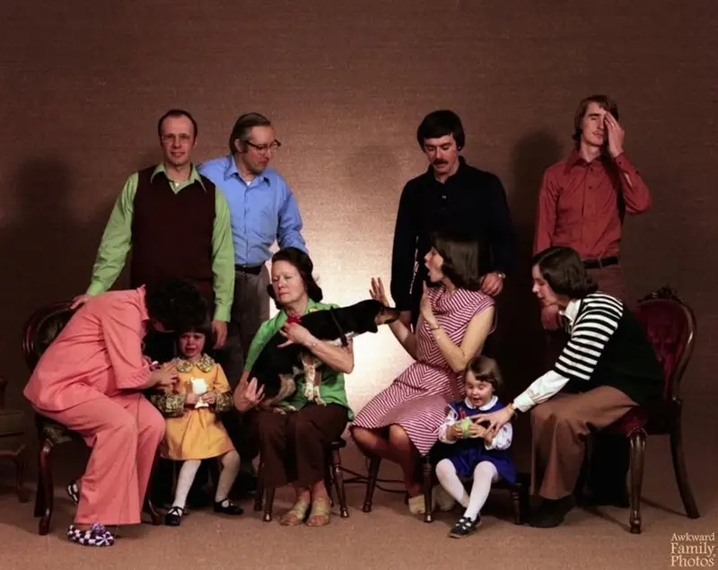 31 Most Hilarious Family Pictures that are just so Awkward Family photos are supposed to capture cherished memories, but sometimes they turn into comedy gold with a side of cringe.