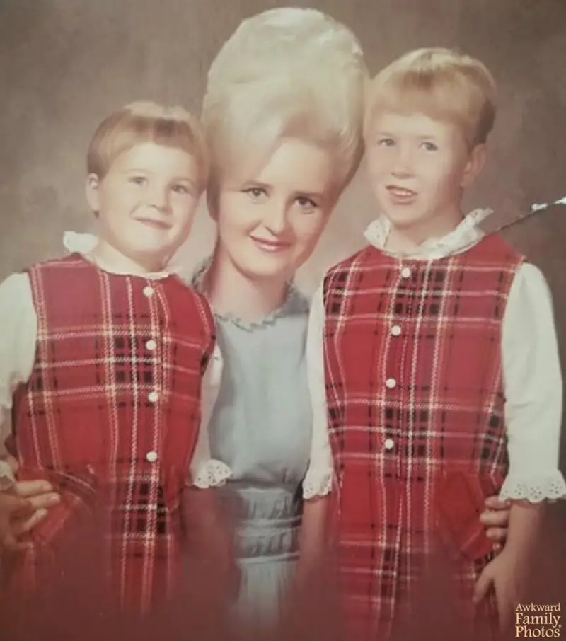 31 Most Hilarious Family Pictures that are just so Awkward Family photos are supposed to capture cherished memories, but sometimes they turn into comedy gold with a side of cringe.