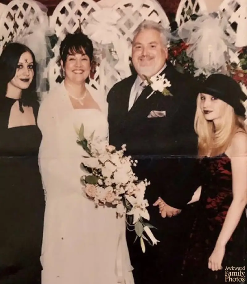 31 Most Hilarious Family Pictures that are just so Awkward Family photos are supposed to capture cherished memories, but sometimes they turn into comedy gold with a side of cringe.