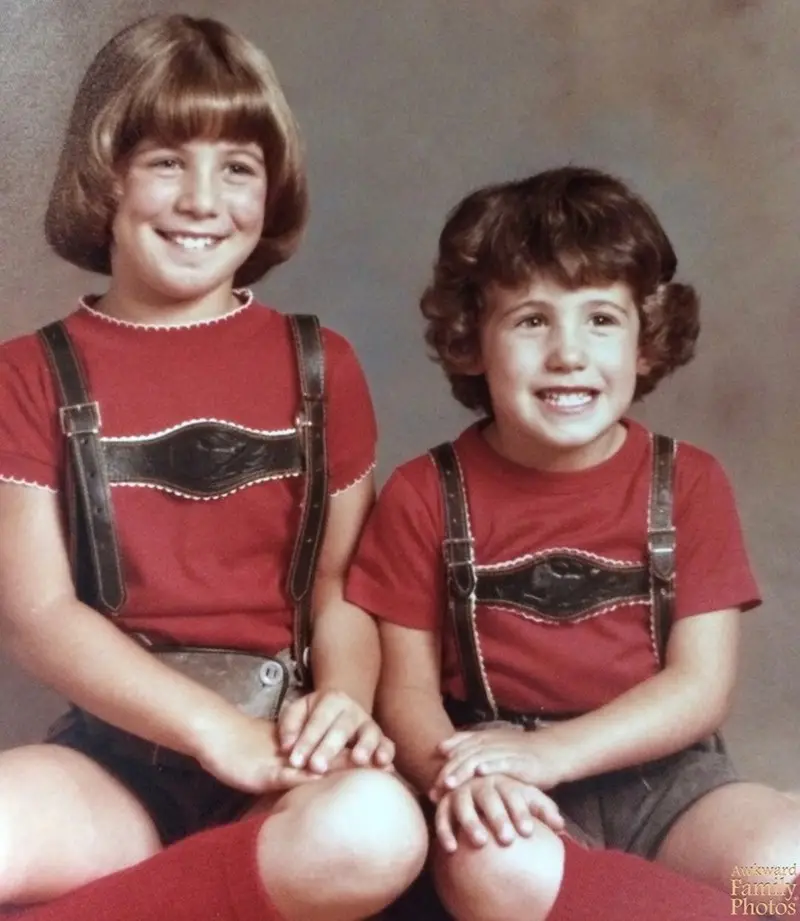31 Most Hilarious Family Pictures that are just so Awkward Family photos are supposed to capture cherished memories, but sometimes they turn into comedy gold with a side of cringe.