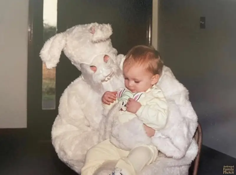 31 Most Hilarious Family Pictures that are just so Awkward Family photos are supposed to capture cherished memories, but sometimes they turn into comedy gold with a side of cringe.