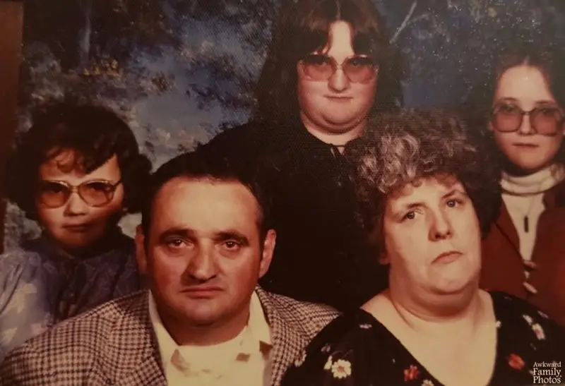 31 Most Hilarious Family Pictures that are just so Awkward Family photos are supposed to capture cherished memories, but sometimes they turn into comedy gold with a side of cringe.