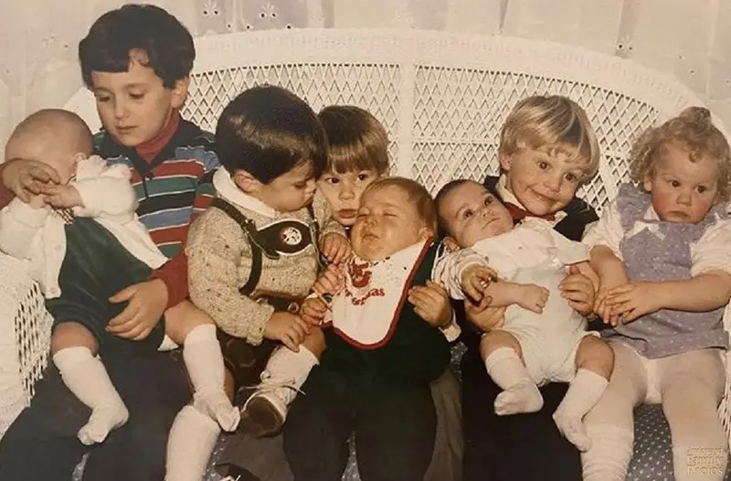 31 Most Hilarious Family Pictures that are just so Awkward Family photos are supposed to capture cherished memories, but sometimes they turn into comedy gold with a side of cringe.