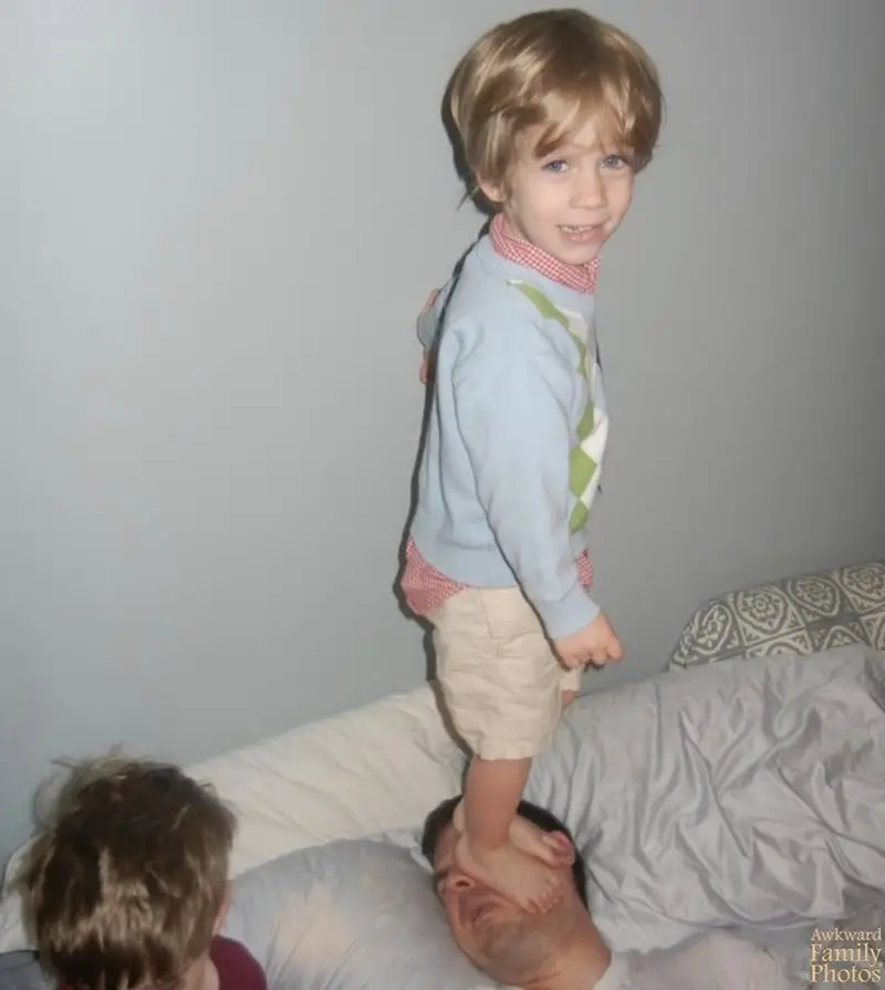 31 Most Hilarious Family Pictures that are just so Awkward Family photos are supposed to capture cherished memories, but sometimes they turn into comedy gold with a side of cringe.