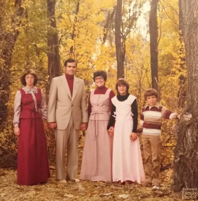 31 Most Hilarious Family Pictures that are just so Awkward Family photos are supposed to capture cherished memories, but sometimes they turn into comedy gold with a side of cringe.