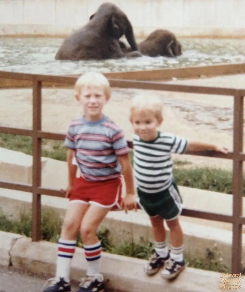 31 Most Hilarious Family Pictures that are just so Awkward Family photos are supposed to capture cherished memories, but sometimes they turn into comedy gold with a side of cringe.