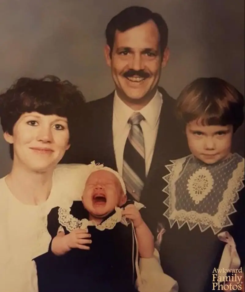 31 Most Hilarious Family Pictures that are just so Awkward Family photos are supposed to capture cherished memories, but sometimes they turn into comedy gold with a side of cringe.