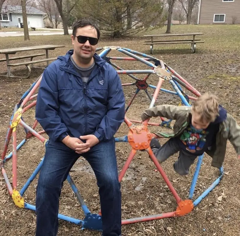 31 Most Hilarious Family Pictures that are just so Awkward Family photos are supposed to capture cherished memories, but sometimes they turn into comedy gold with a side of cringe.