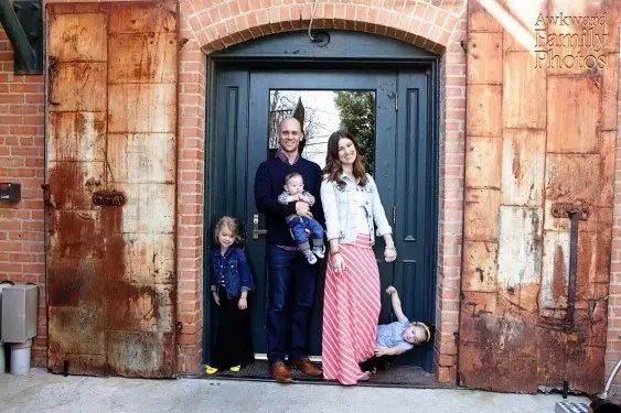 31 Most Hilarious Family Pictures that are just so Awkward Family photos are supposed to capture cherished memories, but sometimes they turn into comedy gold with a side of cringe.
