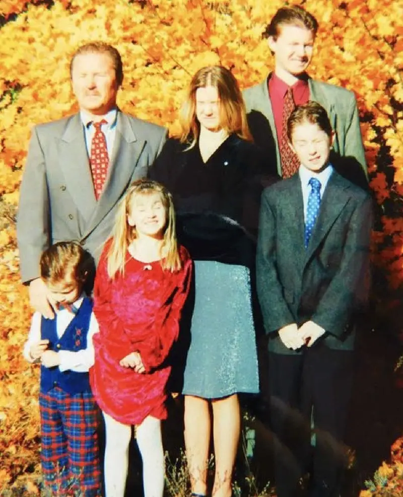 31 Most Hilarious Family Pictures that are just so Awkward Family photos are supposed to capture cherished memories, but sometimes they turn into comedy gold with a side of cringe.