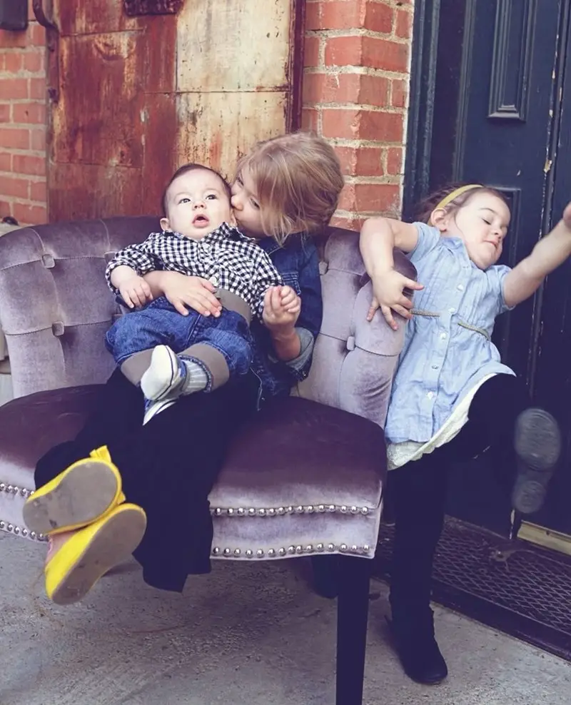 31 Most Hilarious Family Pictures that are just so Awkward Family photos are supposed to capture cherished memories, but sometimes they turn into comedy gold with a side of cringe.
