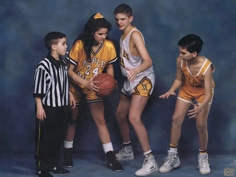 31 Most Hilarious Family Pictures that are just so Awkward Family photos are supposed to capture cherished memories, but sometimes they turn into comedy gold with a side of cringe.