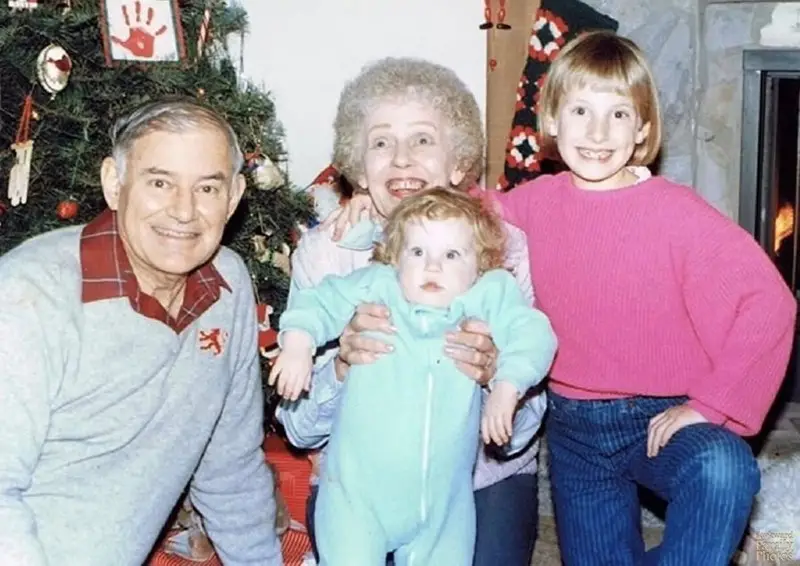 31 Most Hilarious Family Pictures that are just so Awkward Family photos are supposed to capture cherished memories, but sometimes they turn into comedy gold with a side of cringe.