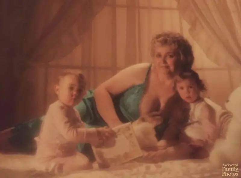31 Most Hilarious Family Pictures that are just so Awkward Family photos are supposed to capture cherished memories, but sometimes they turn into comedy gold with a side of cringe.