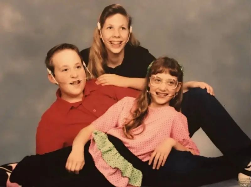 31 Most Hilarious Family Pictures that are just so Awkward Family photos are supposed to capture cherished memories, but sometimes they turn into comedy gold with a side of cringe.