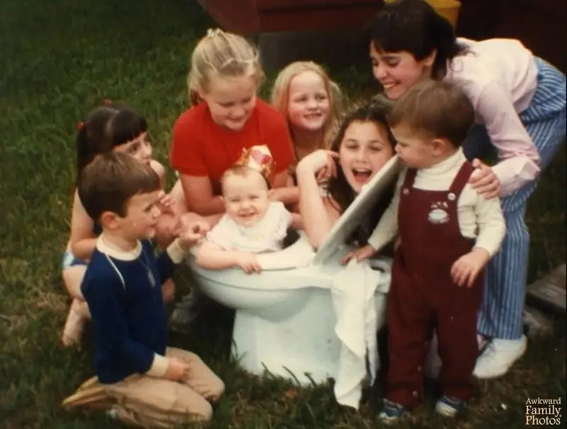 31 Most Hilarious Family Pictures that are just so Awkward Family photos are supposed to capture cherished memories, but sometimes they turn into comedy gold with a side of cringe.