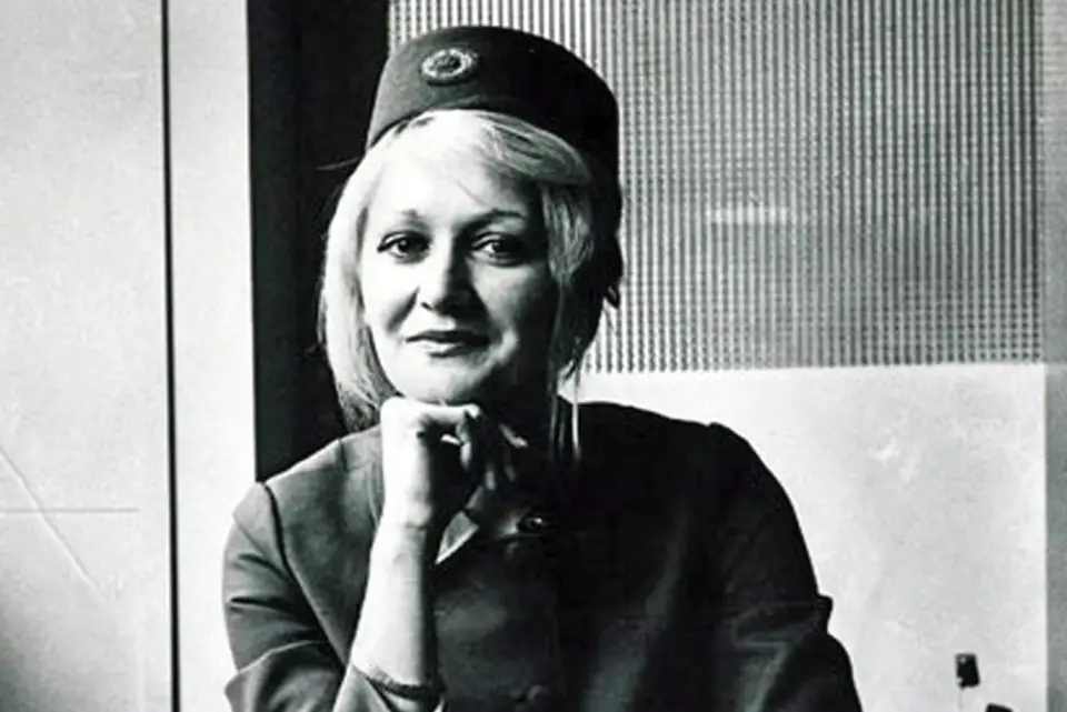 Vesna Vulović: The flight attendant who survived a 33,000ft fall without a parachute after plane exploded mid-air The plane carried 28 people—23 passengers and 5 crew members.